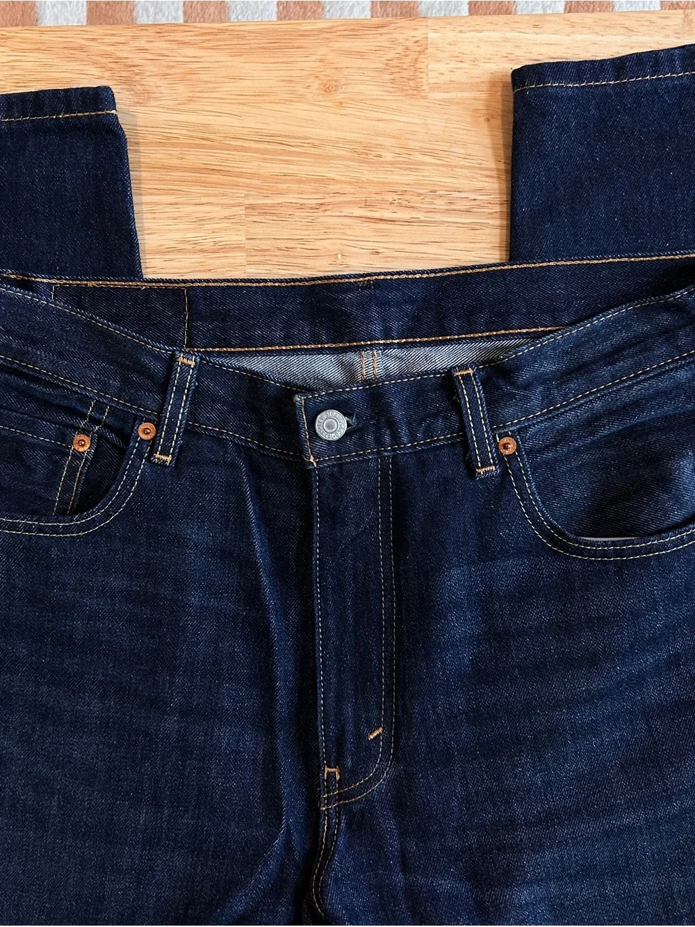 Levi's 550 dark wash jeans